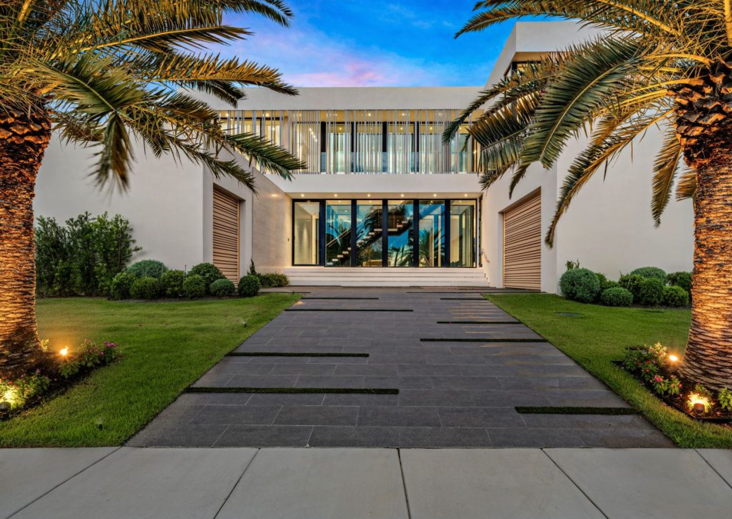 Waterfront residence defined by clean architectural lines, designed to maximize light, openness, and connection to its surroundings. Executed with precision, the home balances structure and simplicity, resulting in a refined and highly livable space.