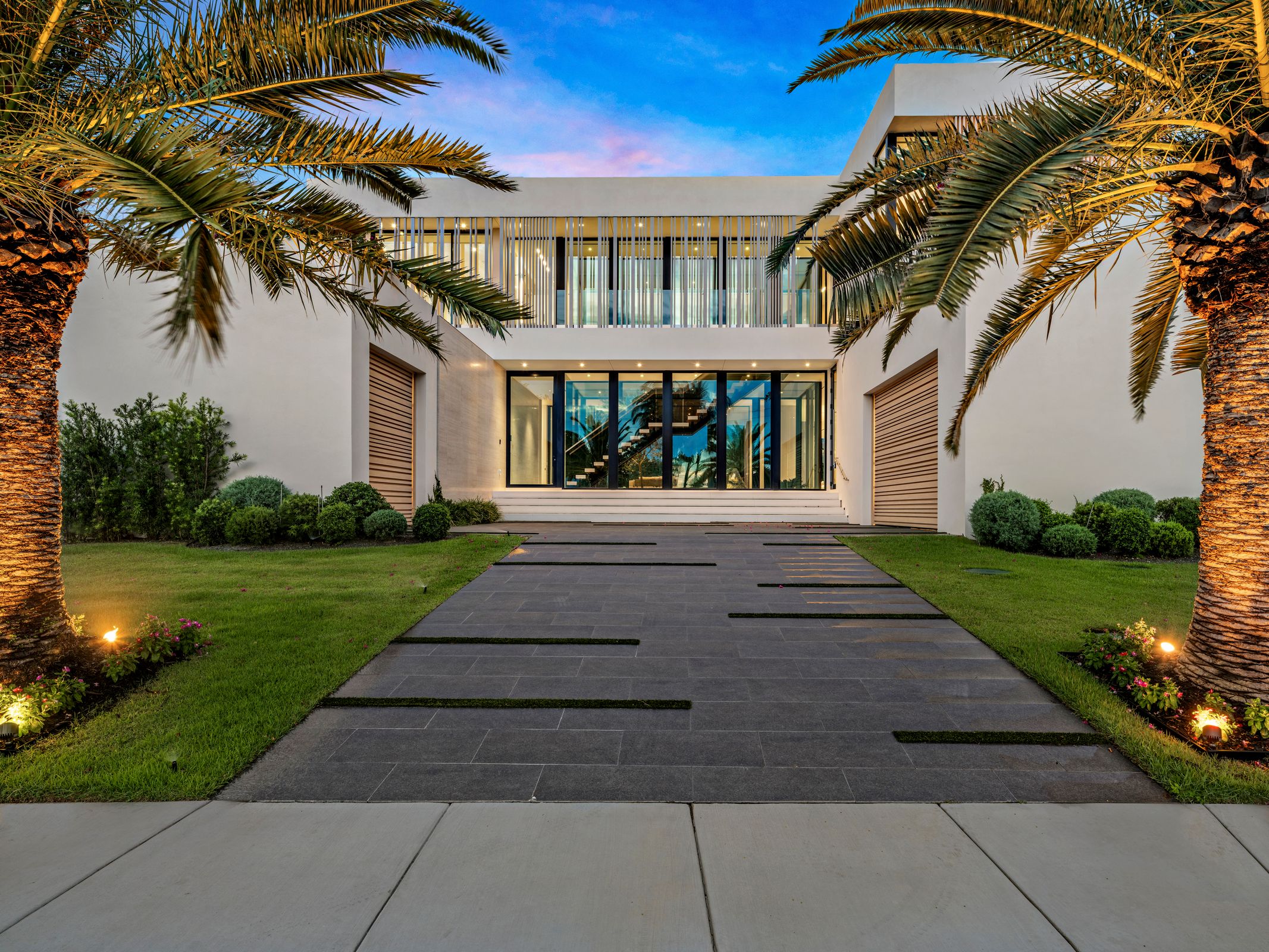 Waterfront residence defined by clean architectural lines, designed to maximize light, openness, and connection to its surroundings. Executed with precision, the home balances structure and simplicity, resulting in a refined and highly livable space.